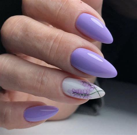 Нежный, нюдовый маникюр 💅 с цветами фиолетовый | Manikur, Ide cat kuku ...