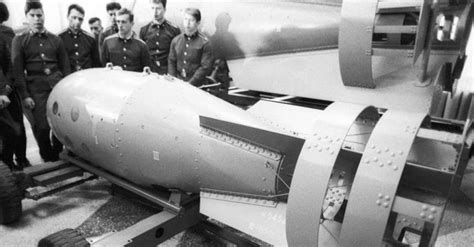 29 августа 1949 года проведено первое испытание советской атомной бомбы ...