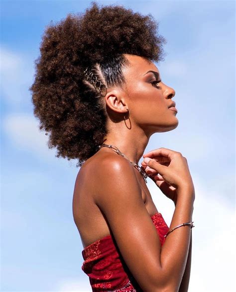 7 penteados para cabelos curtos e afro que são tendência em 2023