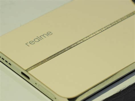 採名錶設計的realme 12系列再添realme 12+ 5G、realme 12 5G兩款機型，依舊具備電影人像拍攝 (212565 ...