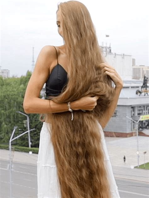 VIDEO - The girl with the perfect hair