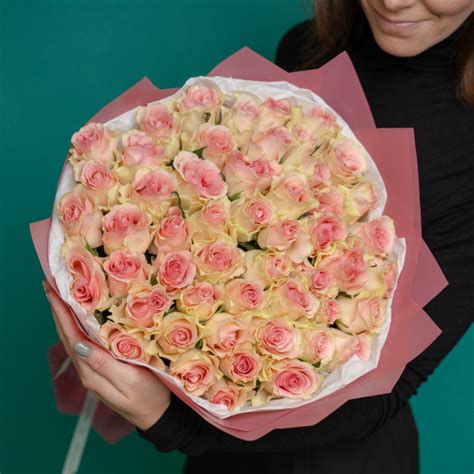 Букет из 51 светло-розовой розы 50 см (Кения) в корейской упаковке ...