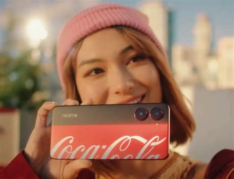 Фирменный телефон Coca-Cola, созданный Realme, показали вживую. Он ...