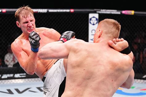 Российский боец Волков объяснил, почему вышел на бой UFC с флагом ...