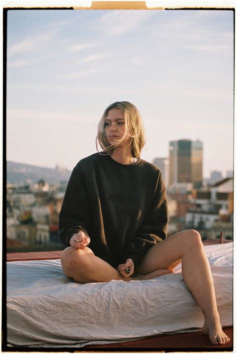 Noa Saez wearing the Chocolate crew from Nude Project | Chicas para