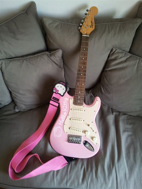 Squier Hello Kitty Mini Strat image (#911698) - Audiofanzine