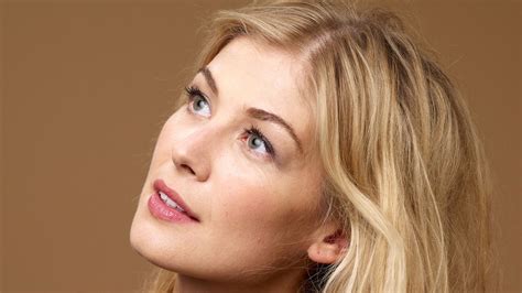 Rosamund Pike Wallpaper HD 38963 - Baltana
