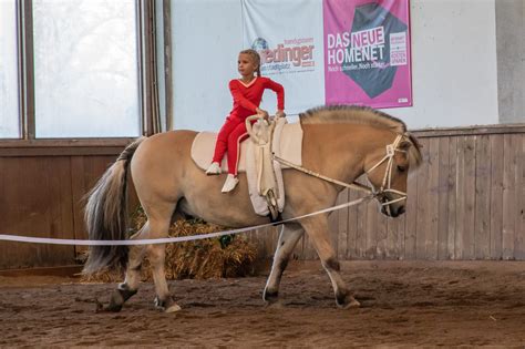 valentina b - Sportunion Voltigier- und Reitverein Braunau
