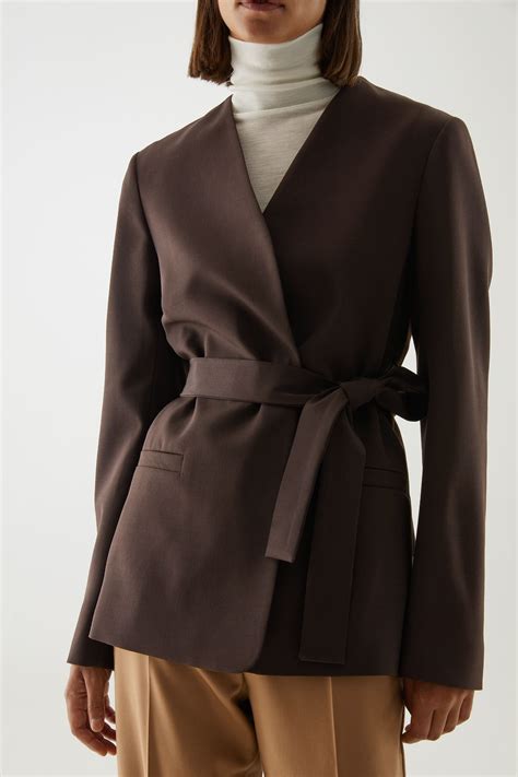 ПИДЖАК ИЗ ШЕРСТИ БЕЗ ВОРОТНИКА И С ПОЯСОМ | Coats jackets women, Belted ...