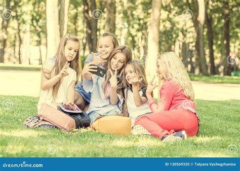 Красивый подросток принимая милое дружелюбное Selfie Стоковое ...
