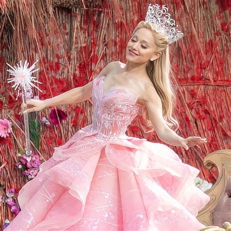 See Ariana Grande as Glinda in Sneak Peek of Wicked Movie