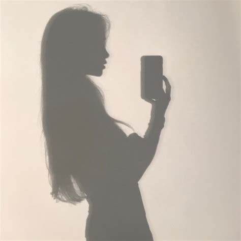 fotos aesthetic en pared blanca  tu foto de perfil es la moda