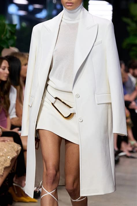 Курортный стиль и объемные застежки: весна-лето 2023 от Michael Kors