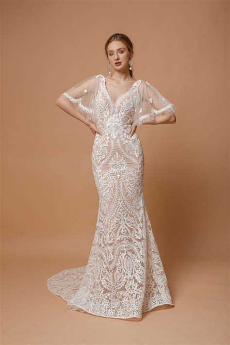 Wedding dress bia fitted silhouette with detachable flutter sleeve