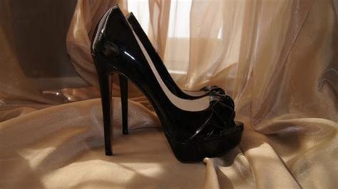 Ответы Mail.ru: продаются новые туфли christian louboutin! черный лак ...