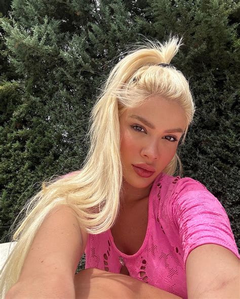 Karoline Lima abre álbum de selfies em Madrid e fãs questionam suposta ...