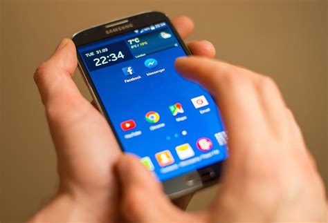 Feb 19: Mobile phones 'banned' in schools; MPs to debate Navalny death