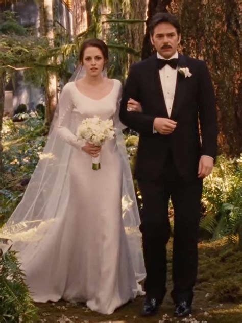 Kristen Stewart Says She Still Loves Bella's 'Twilight' Wedding Dress