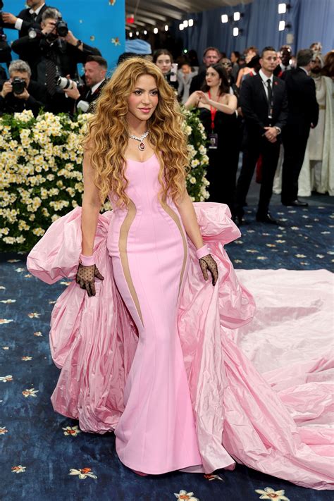 Así fue el vestido rosa con transparencias de Shakira con el que