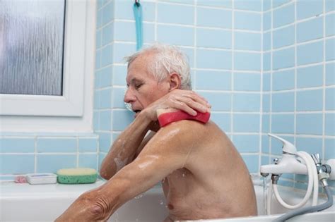 Как помыть лежачего пожилого человека в домашних условиях 🛁🚿