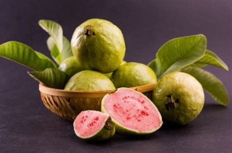 Фрукт гуава: фото, полезные свойства, вкус, как его едят