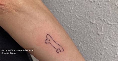 Minimalistic skateboar tattoo, fine line style.