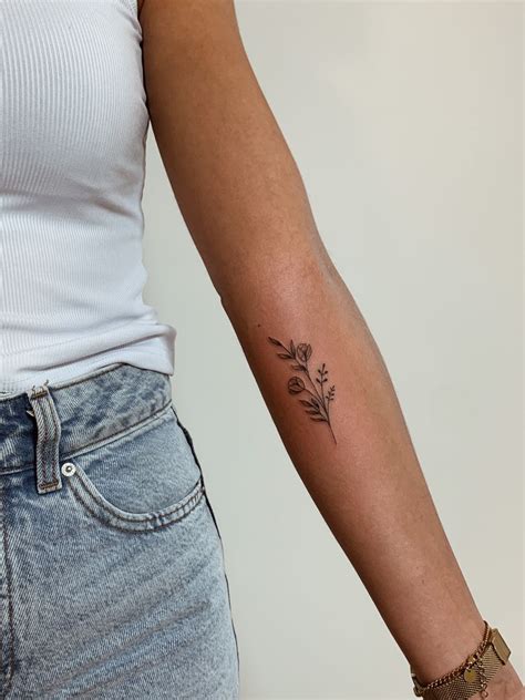 small fineline flower tattoo eslesen doevmeler doevme kadin doevme