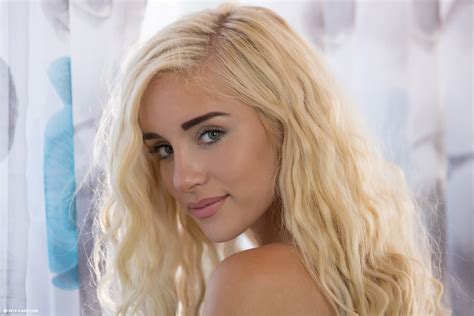 I'm looking for this pic in the highest resolution possible : r/NaomiWoods