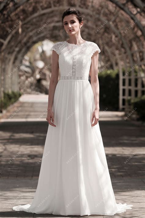 Cap sleeve lace wedding gown | Beachweddingtips.com