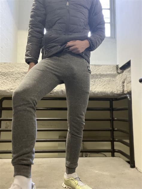 It’s still grey sweatpants season : r/Bulges