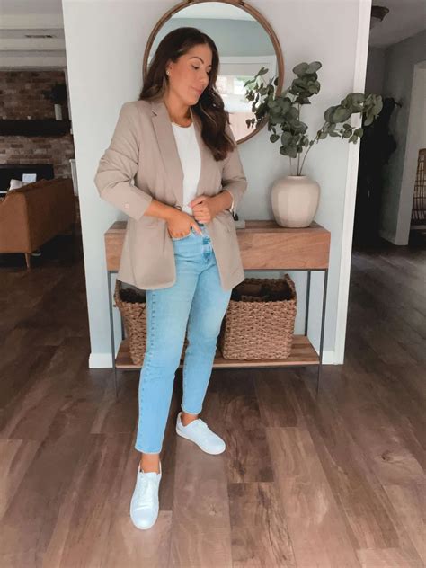 How to Wear a Blazer with Jeans (10+ Outfits to Copy Now) | BSL