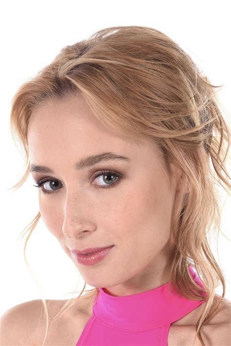 Kelly Collins 角色解析、出演作品、人物照片 - 剧面