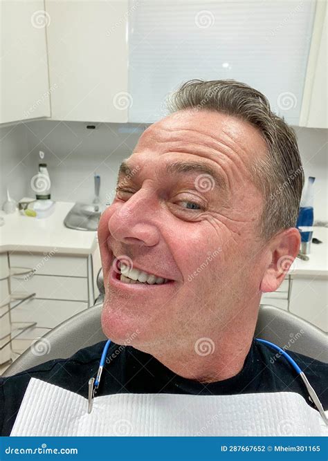 Un Hombre Atractivo Inclina Su Cabeza Hacia Un Lado Para Mostrar Sus