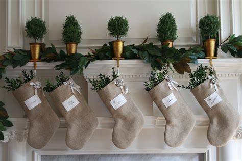 9 DIY Christmas Ideas Of Decorating With Burlap | L'Essenziale