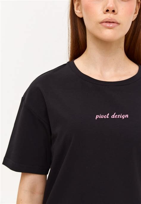 Футболка Монохром черная с розовой надписью - Pivot Design