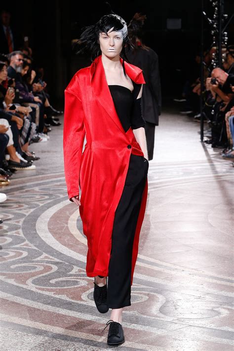 Yohji Yamamoto Spring 2017 Ready-to-Wear Collection Photos - Vogue ...