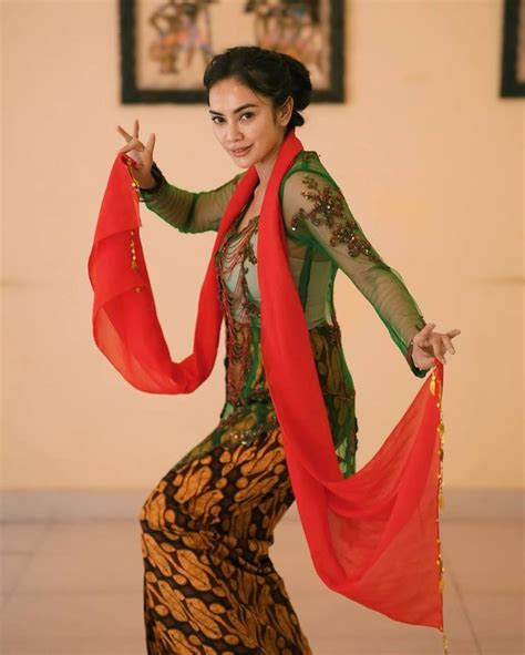 Beautiful Portraits of Masayu Anastasia Practicing Dance for the Latest ...