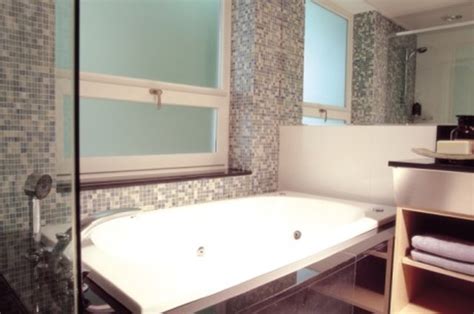 What Happens During a Table Shower? | LEAFtv