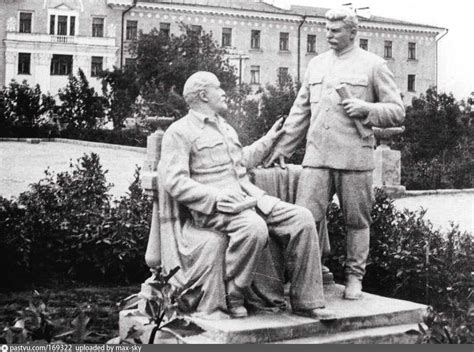 Памятник Сталину и Ленину