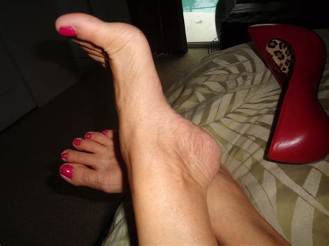 How would you rate my sexy high arched feet? : r/Rate_my_feet