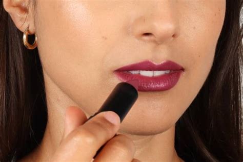 How To Apply Lip Gloss Step By Step