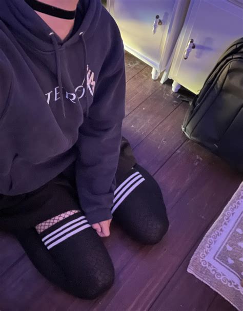 Femboy thighs :3 : r/femboy