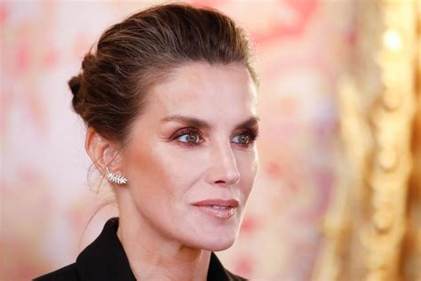 Letizia Ortiz čudovita v plašču, popolnem za praznični december ...