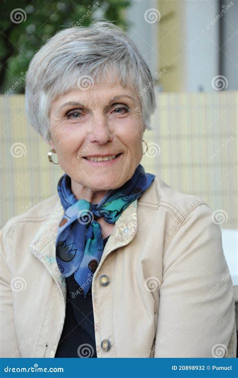 Seniorportrait - 70 Jaar Aantrekkelijke Vrouw Stock Foto - Image of ...