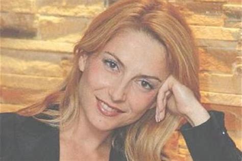 Ива Дойчинова подписва с усмивка двойките на децата си