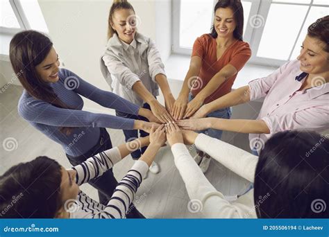 ladies joining hands erlader