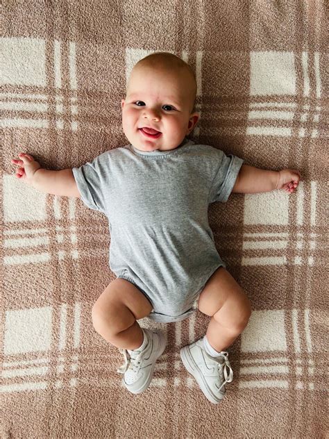Is there anything better than chunky baby thighs? 🥐