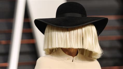 Sia tweets nude photo in effort to thwart paparazzi