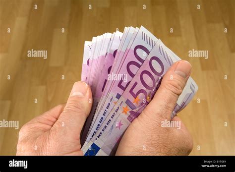 Counting a bundle of 500 euro banknotes Stock Photo - Alamy
