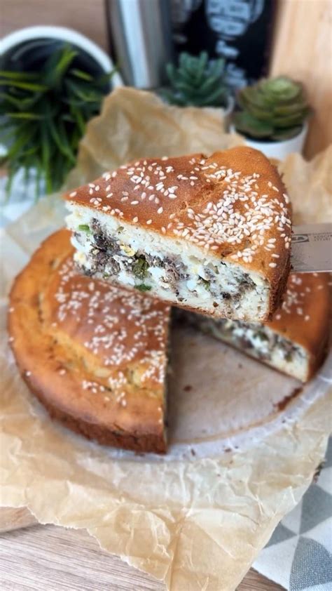 Заливной пирог с консервированным тунцом, яйцом и зелёным луком#обед # ...